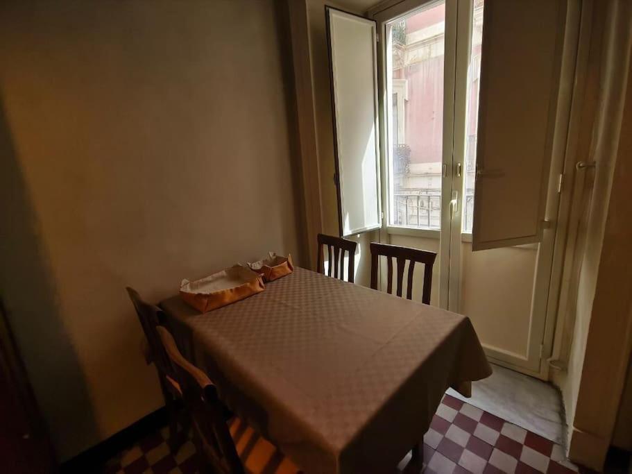 Retroetnea - Appartamento In Centro Storico - Con Camere Comunicanti Catánia Buitenkant foto