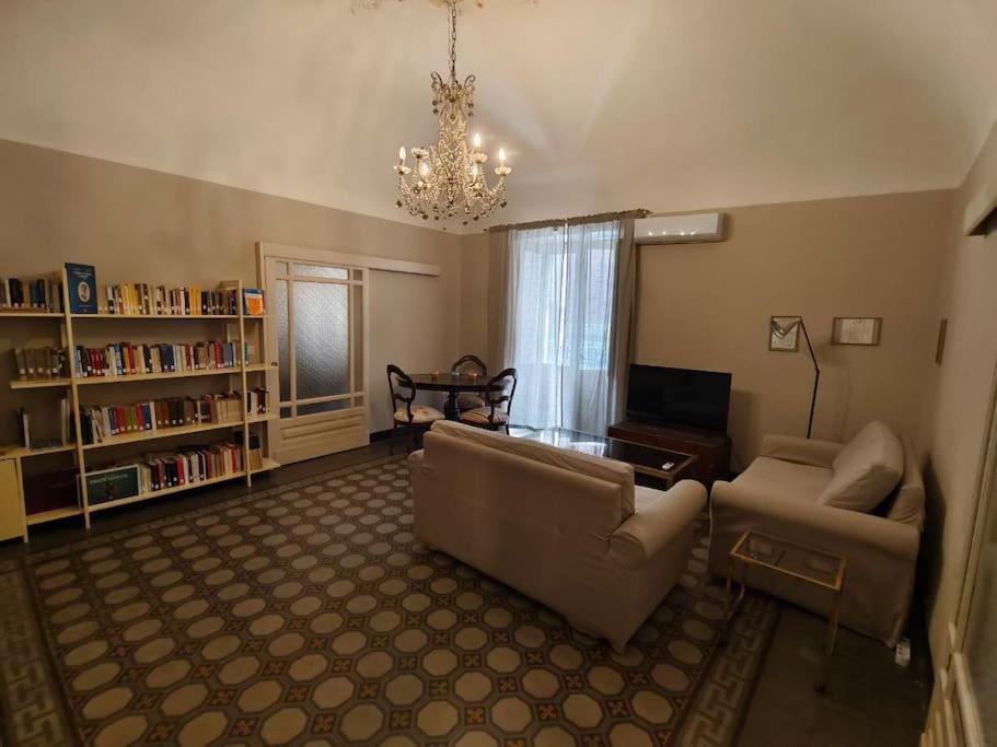 Retroetnea - Appartamento In Centro Storico - Con Camere Comunicanti Catánia Buitenkant foto